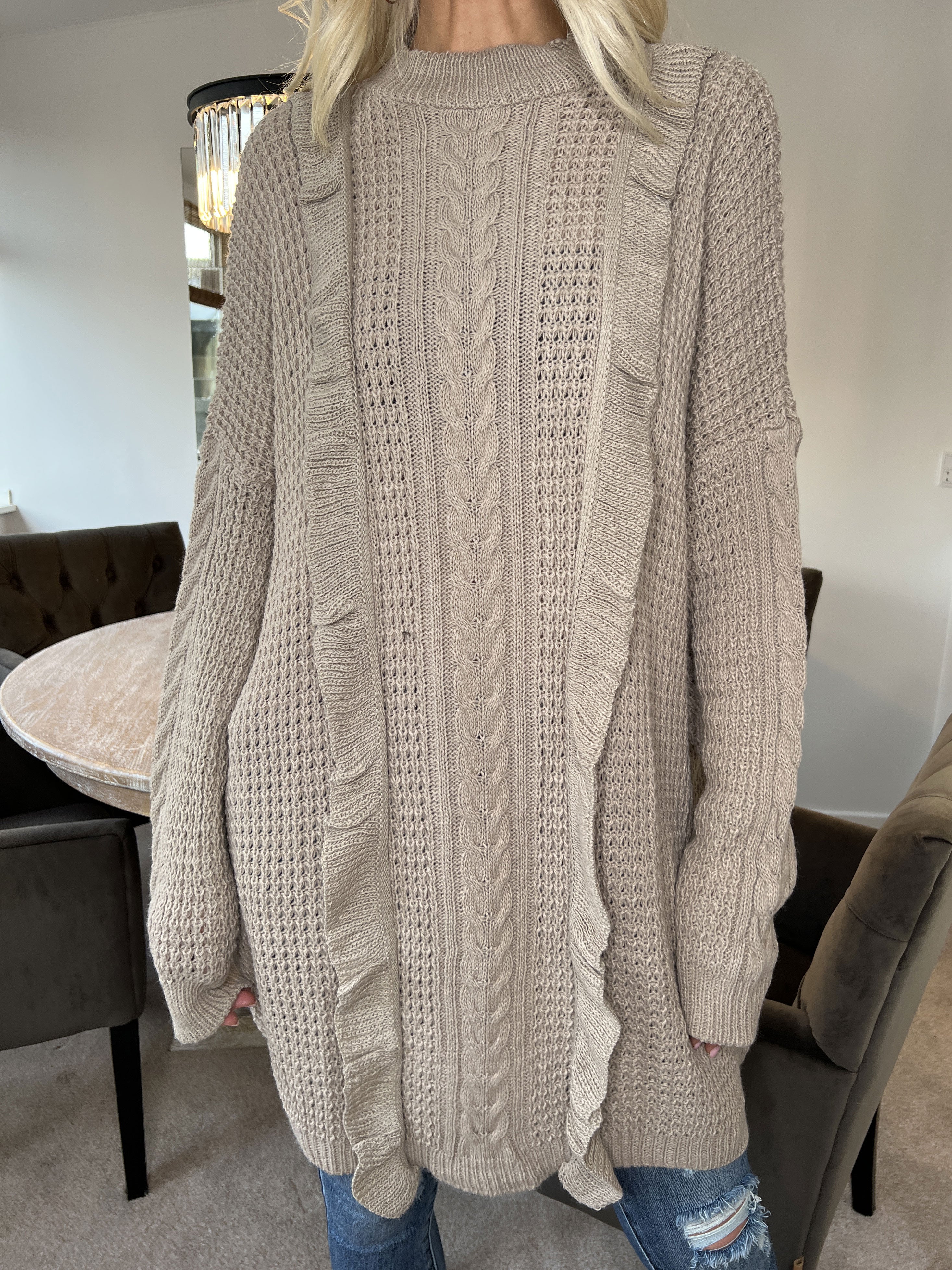 Lalisa - Söt stickad klänning med kabelstickning och volanger